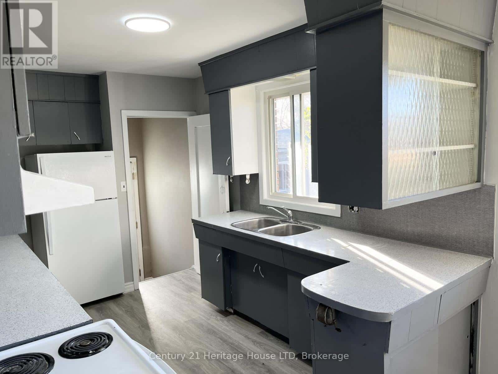 9 MCKAY STREET — St. Catharines (Western Hill), Ontario - Photo 4 of 26