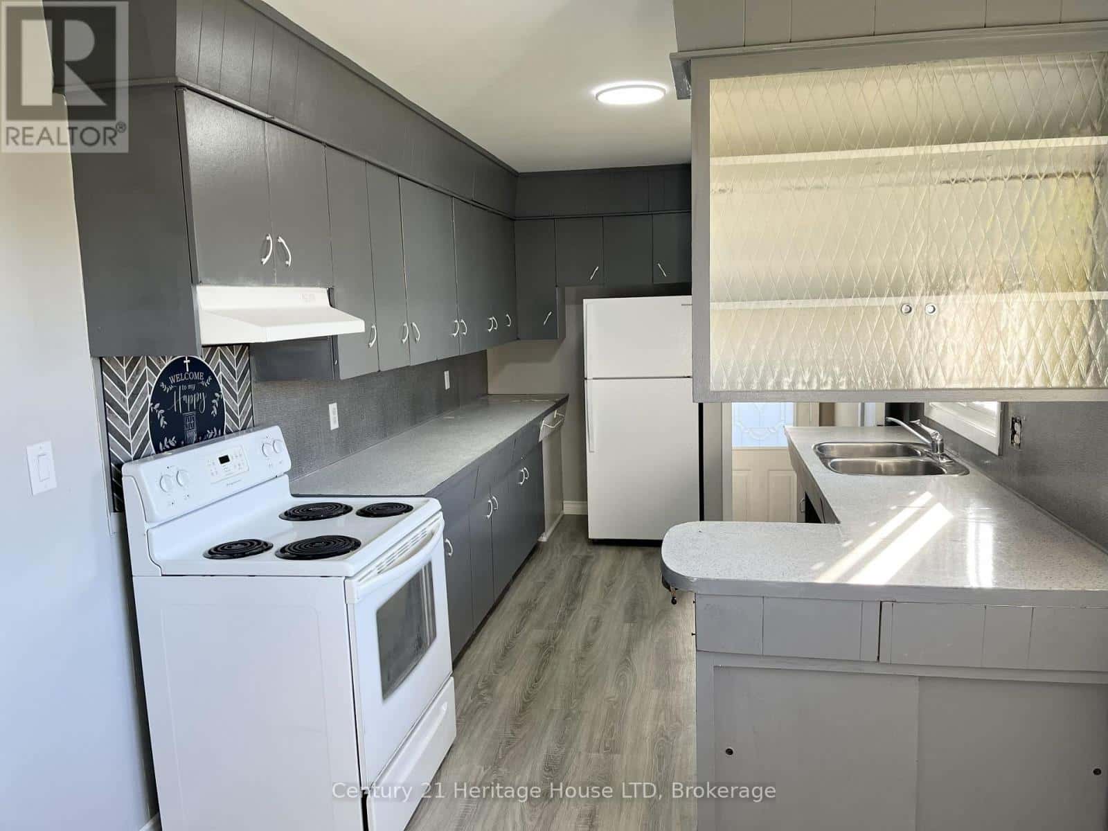 9 MCKAY STREET — St. Catharines (Western Hill), Ontario - Photo 5 of 26