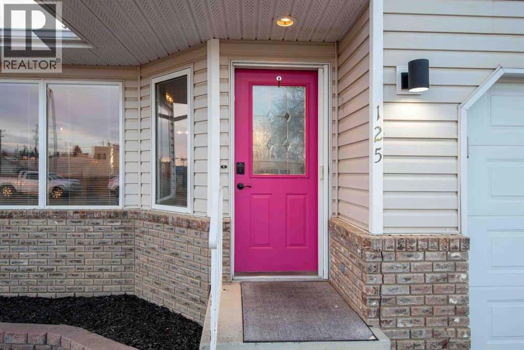 125 3 Avenue NE — Three Hills, Alberta - Photo 3 of 33