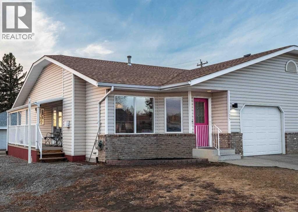 125 3 Avenue NE — Three Hills, Alberta - Main photo
