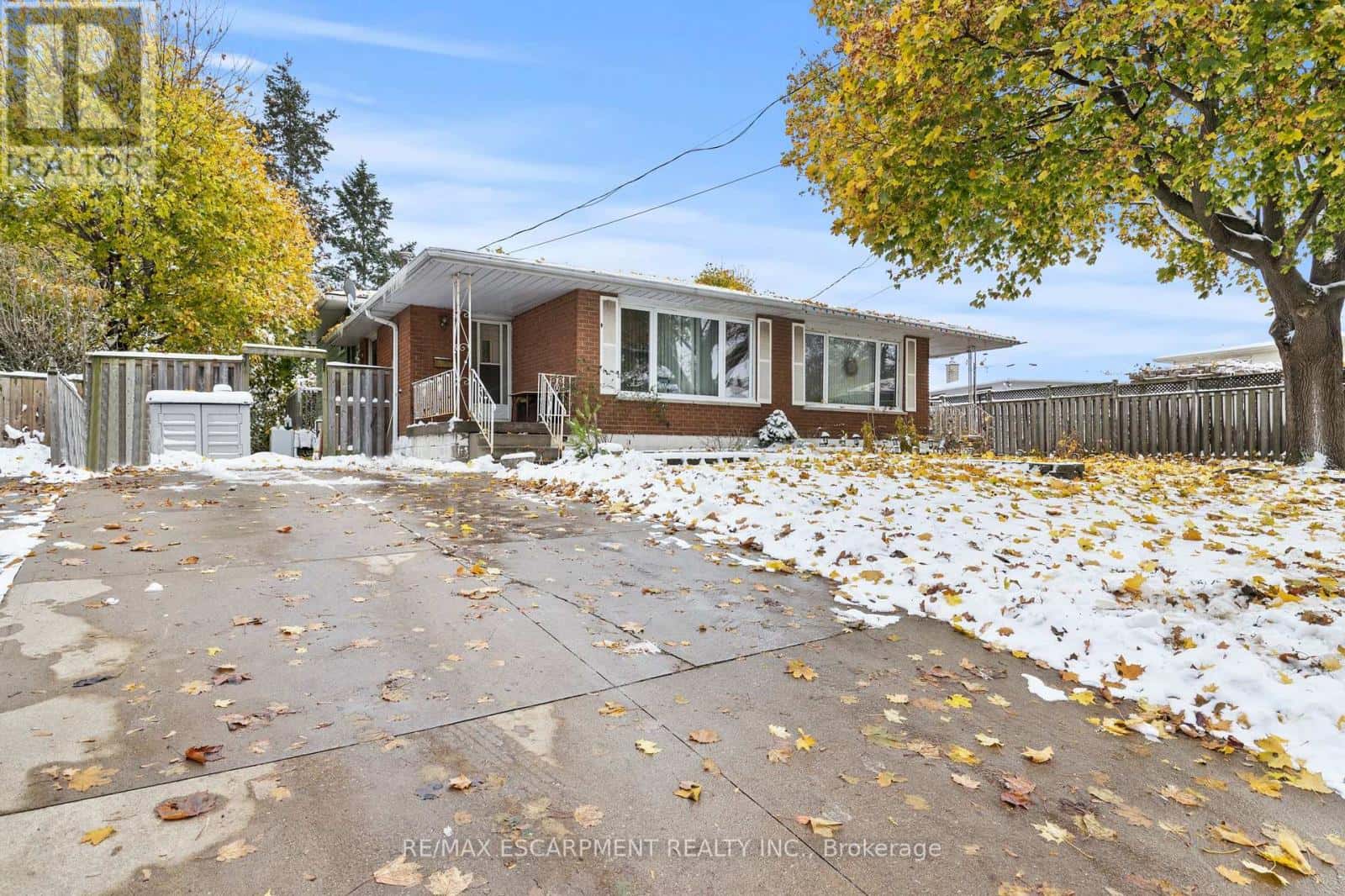 11 TORLAKE STREET — Hamilton (Templemead), Ontario - Photo 2 of 18