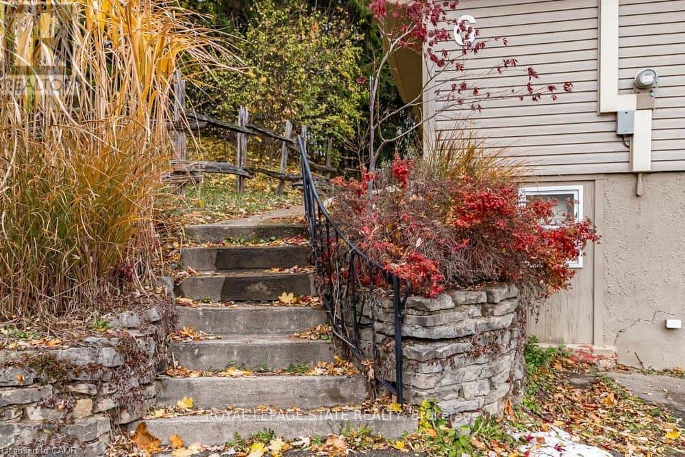 6 BEGUE STREET — Hamilton (Dundas), Ontario - Photo 2 of 44