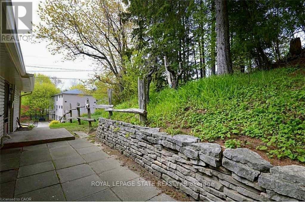 6 BEGUE STREET — Hamilton (Dundas), Ontario - Photo 4 of 44