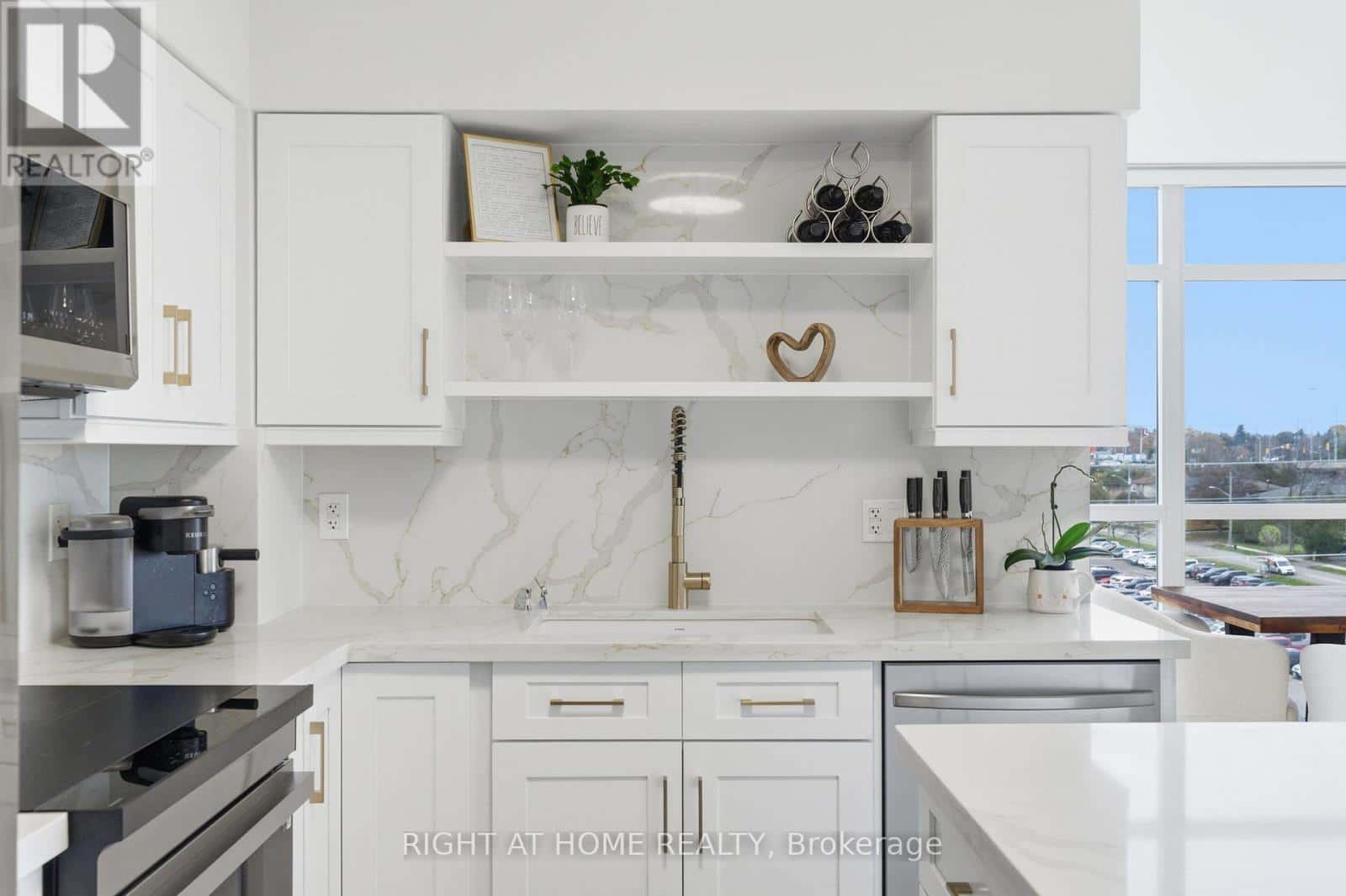 711 - 1600 CHARLES STREET — Whitby (Port Whitby), Ontario - Photo 5 of 43