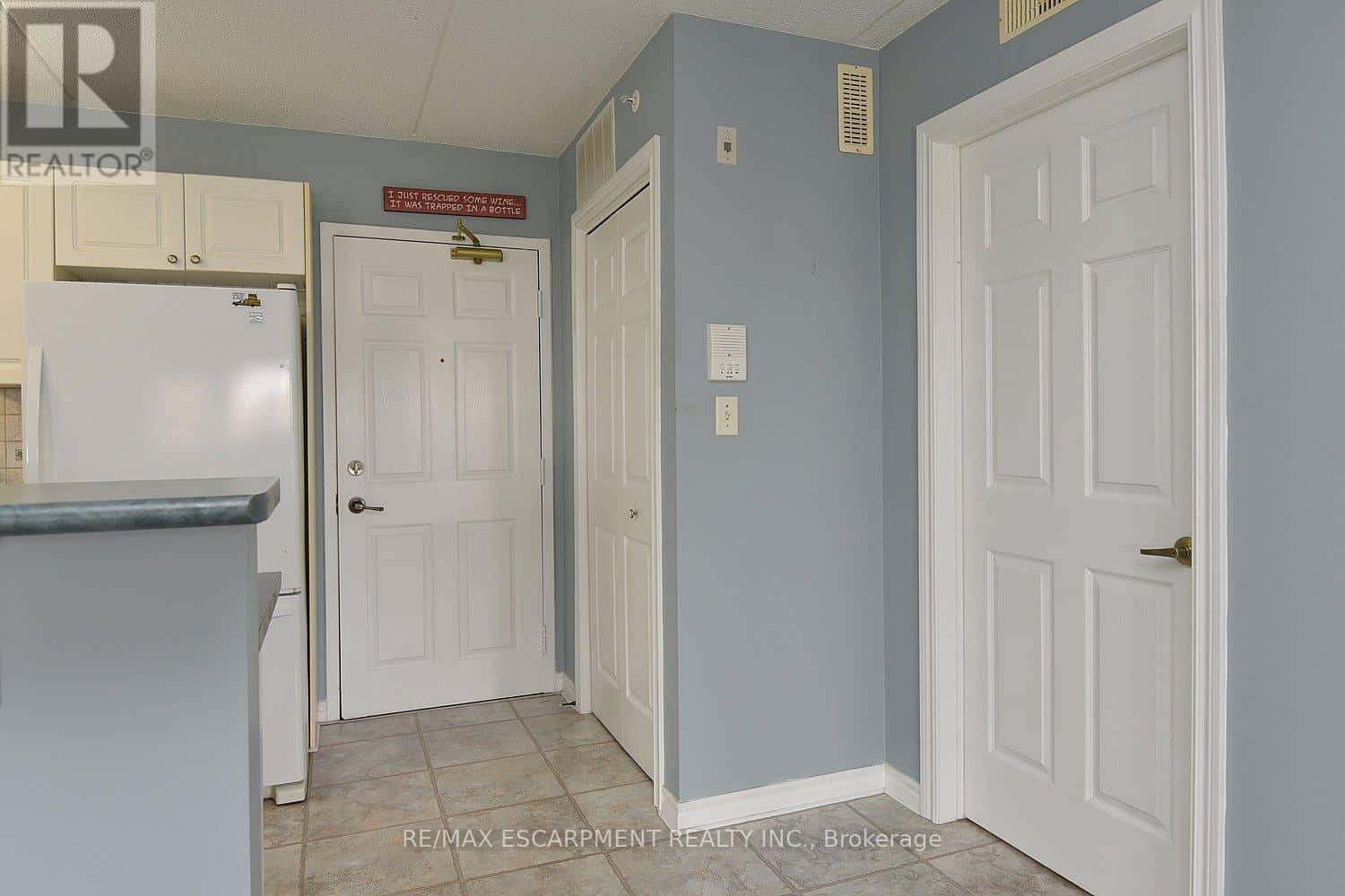 203 - 1421 WALKERS LINE — Burlington (Tansley), Ontario - Photo 2 of 33