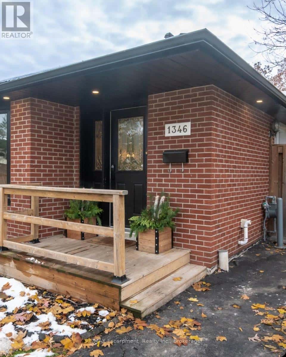 1346 COLONSAY DRIVE — Burlington (Mountainside), Ontario - Photo 2 of 34