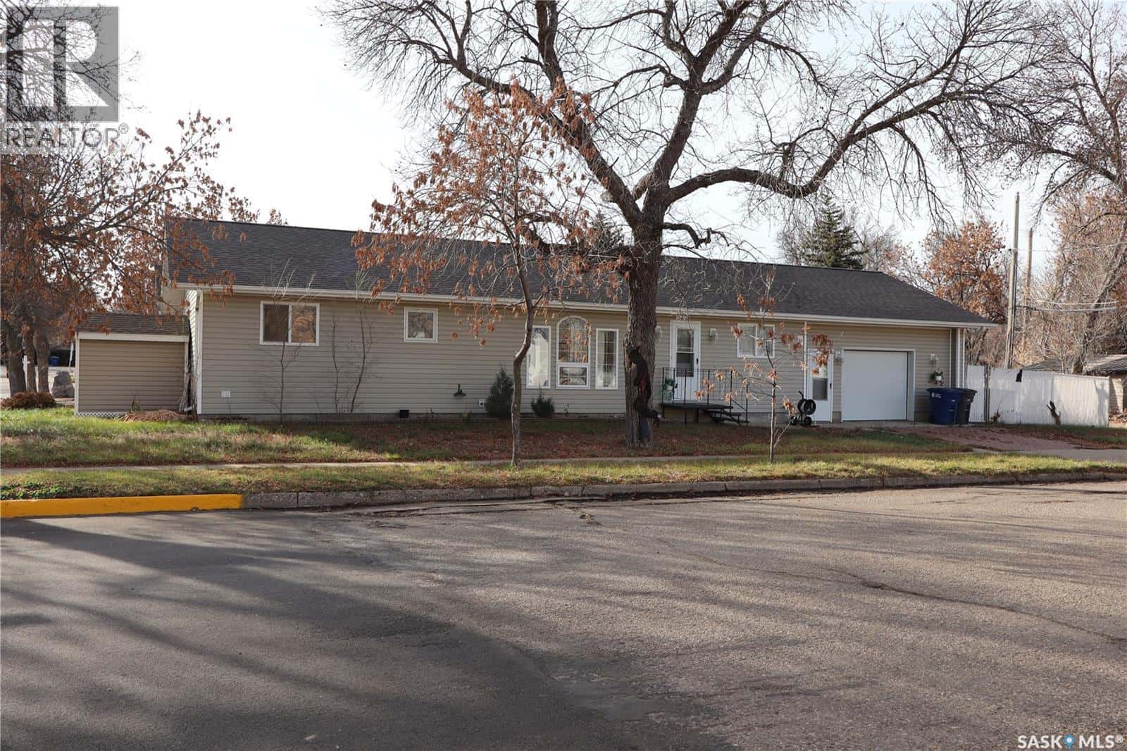 602 Centre STREET — Assiniboia, Saskatchewan - Photo 2 of 34