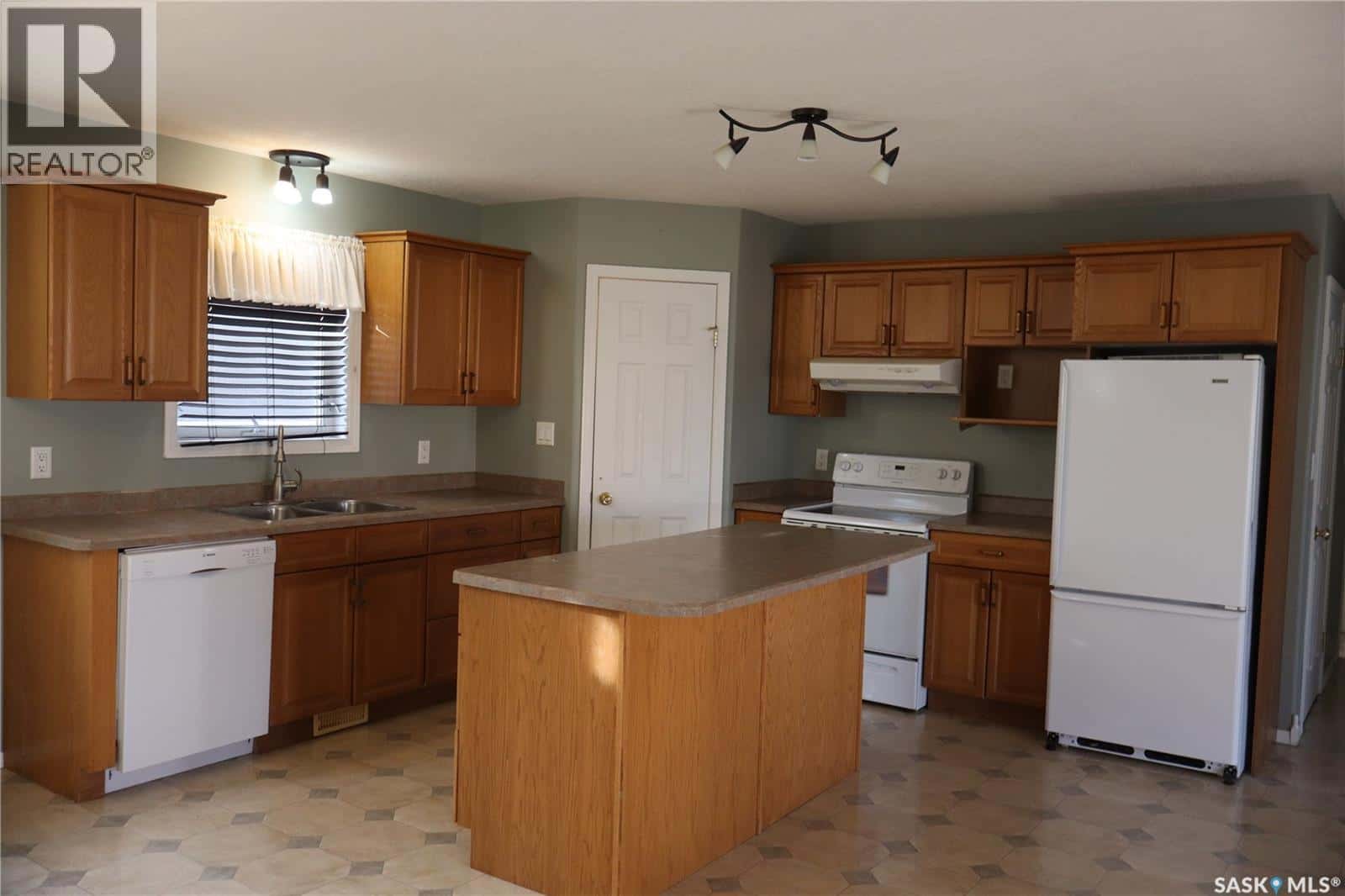 602 Centre STREET — Assiniboia, Saskatchewan - Photo 3 of 34