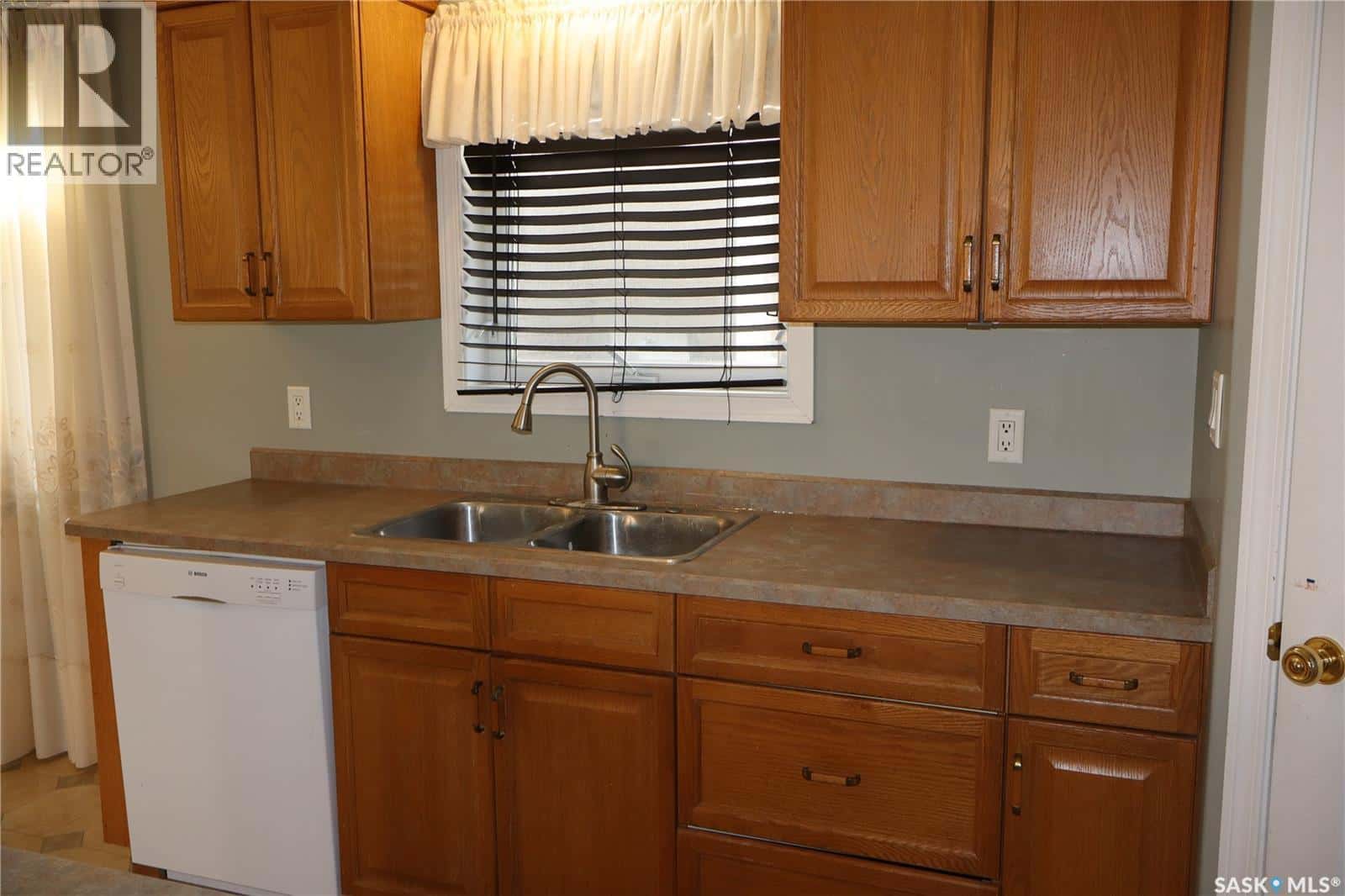 602 Centre STREET — Assiniboia, Saskatchewan - Photo 4 of 34