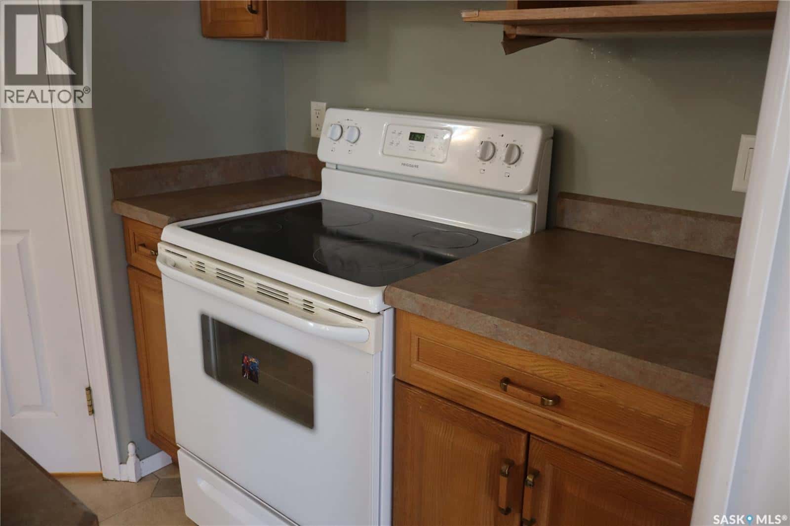 602 Centre STREET — Assiniboia, Saskatchewan - Photo 5 of 34