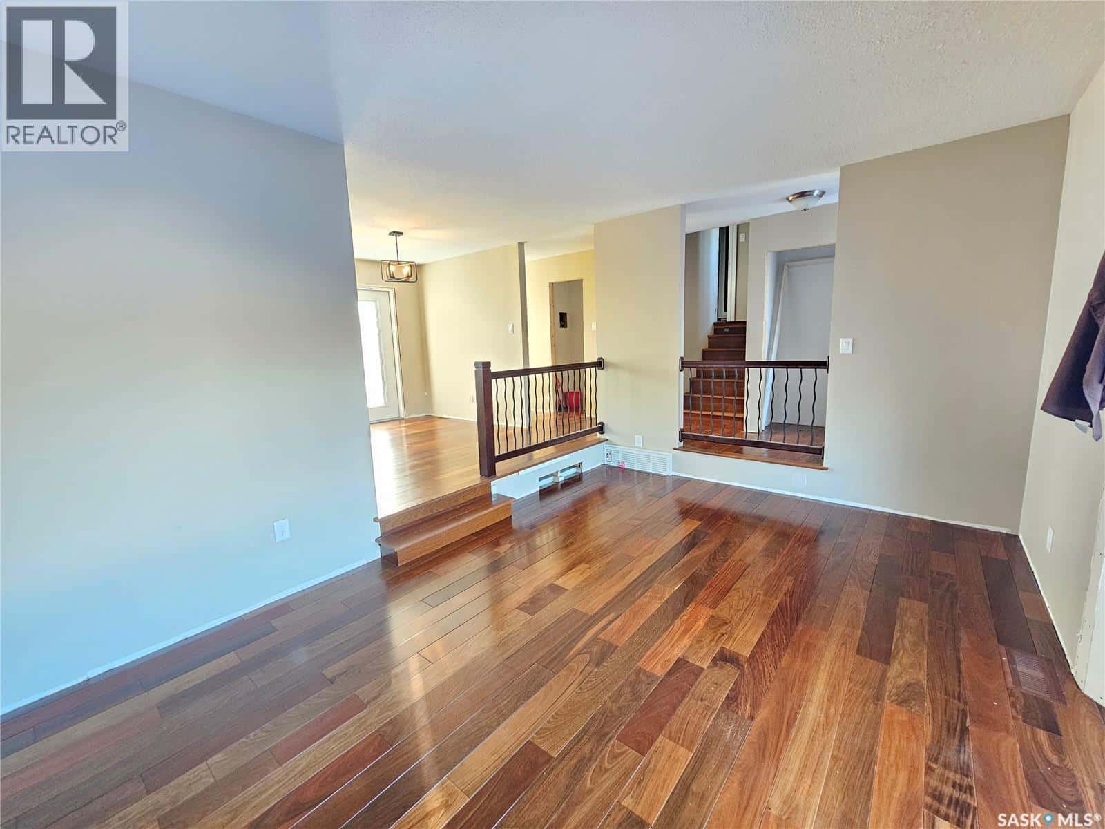 320 9th AVENUE E — Meadow Lake, Saskatchewan - Photo 3 of 21