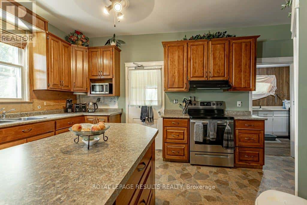 63 SHAKESPEARE STREET — Bayham (Port Burwell), Ontario - Photo 2 of 29