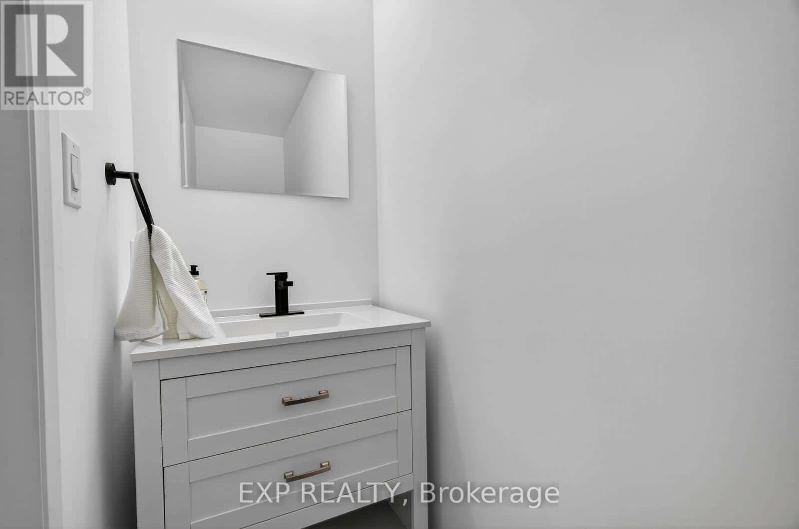 53 LAKEVIEW AVENUE — Kingston (City SouthWest), Ontario - Photo 2 of 49