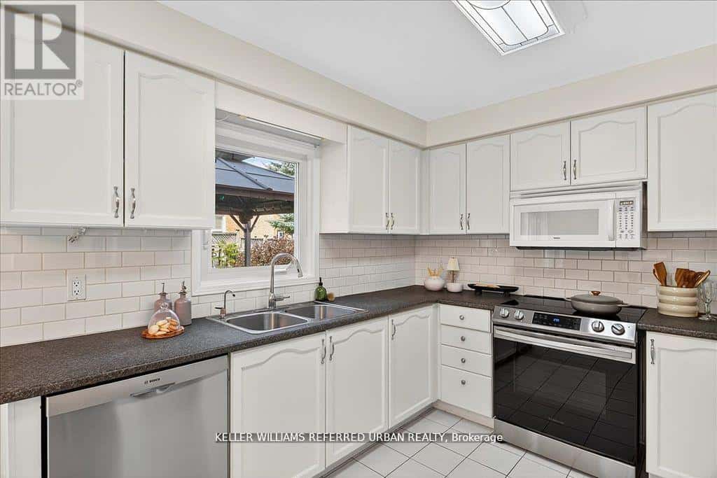 32 NELSON CIRCLE — Newmarket (Armitage), Ontario - Photo 5 of 47