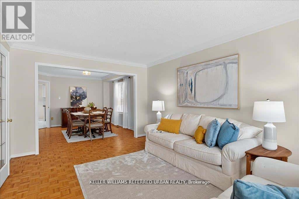 32 NELSON CIRCLE — Newmarket (Armitage), Ontario - Photo 4 of 47