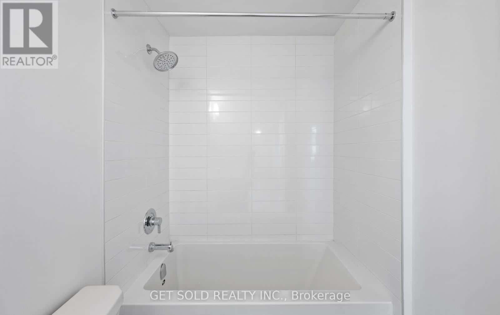 18 - 18 LYTHAM GREEN CIRCLE — Newmarket (Glenway Estates), Ontario - Photo 4 of 21