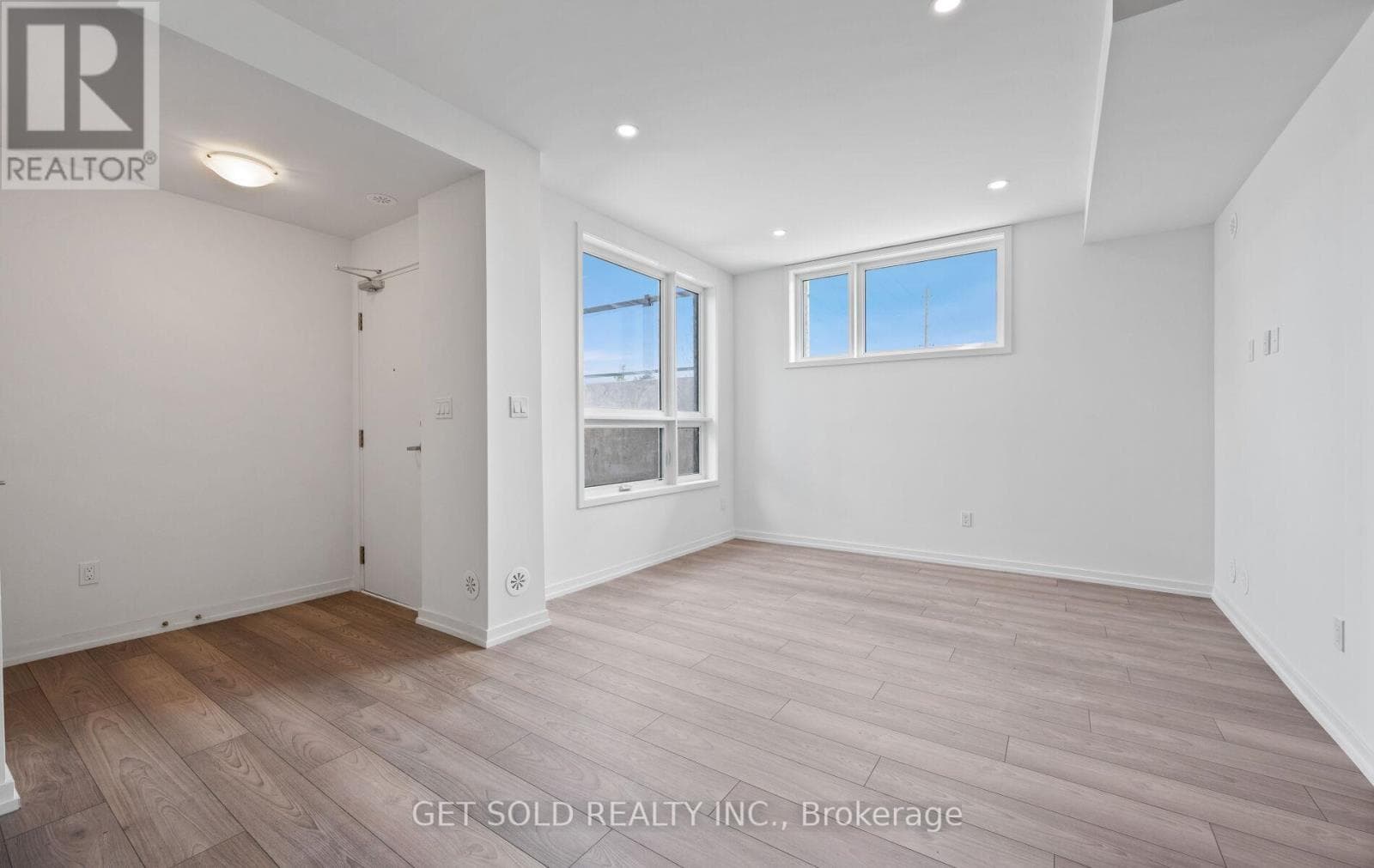 18 - 18 LYTHAM GREEN CIRCLE — Newmarket (Glenway Estates), Ontario - Main photo