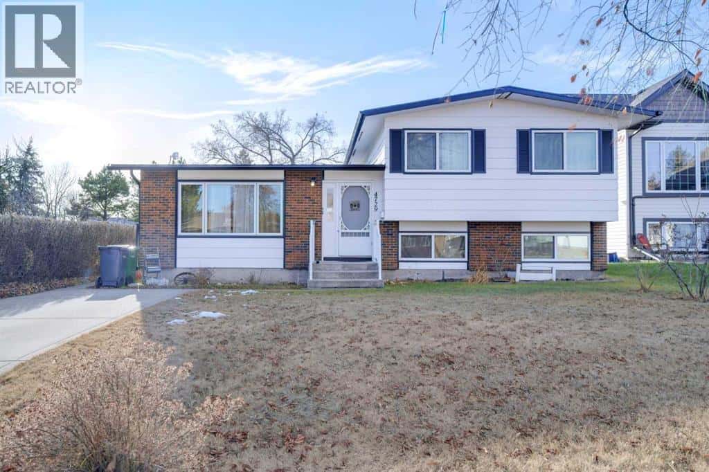 4719 54 Avenue — Rimbey, Alberta - Photo 3 of 37