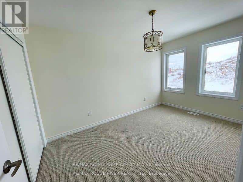 677 RIBSTONE COURT — Oshawa (Pinecrest), Ontario - Photo 3 of 13