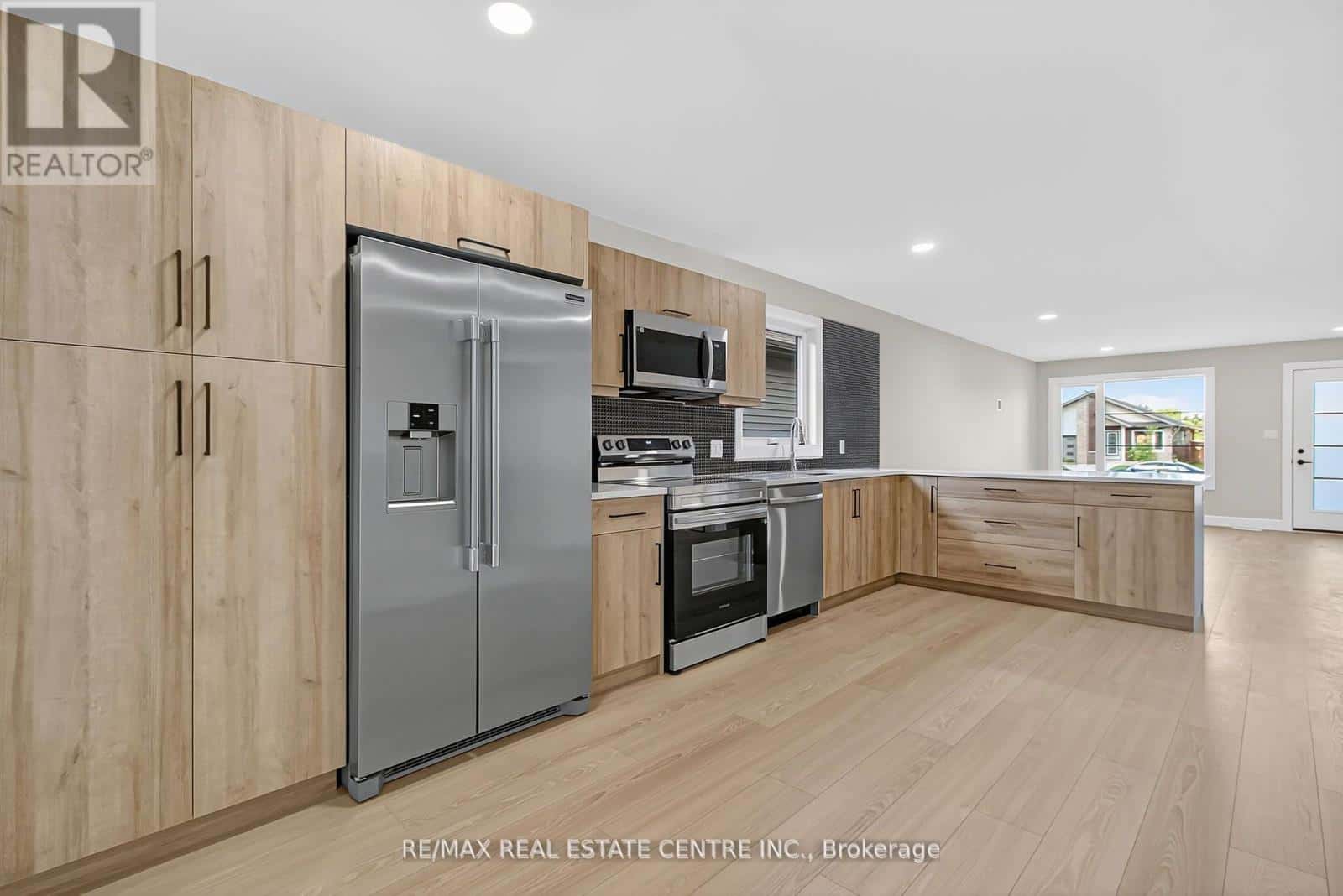 93 MOONSTONE CRESCENT — Chatham-Kent, Ontario - Photo 4 of 25