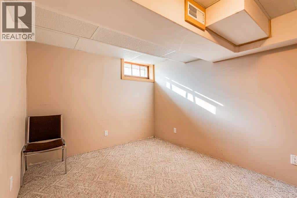 402 Main Street — Trochu, Alberta - Photo 4 of 31