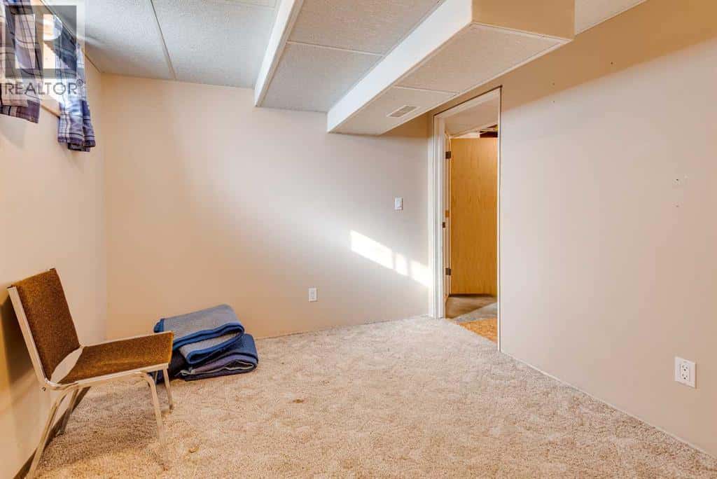 402 Main Street — Trochu, Alberta - Photo 3 of 31