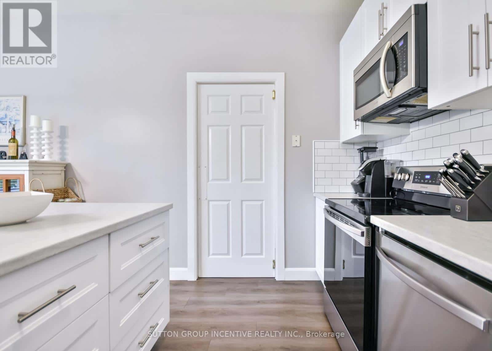 30 BRUCE CRESCENT — Barrie (Bayshore), Ontario - Photo 4 of 34