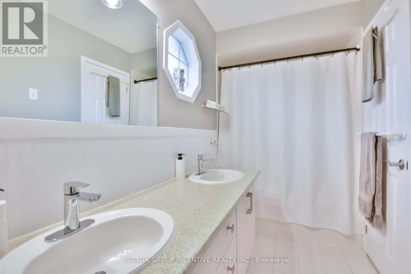 30 BRUCE CRESCENT — Barrie (Bayshore), Ontario - Photo 5 of 34