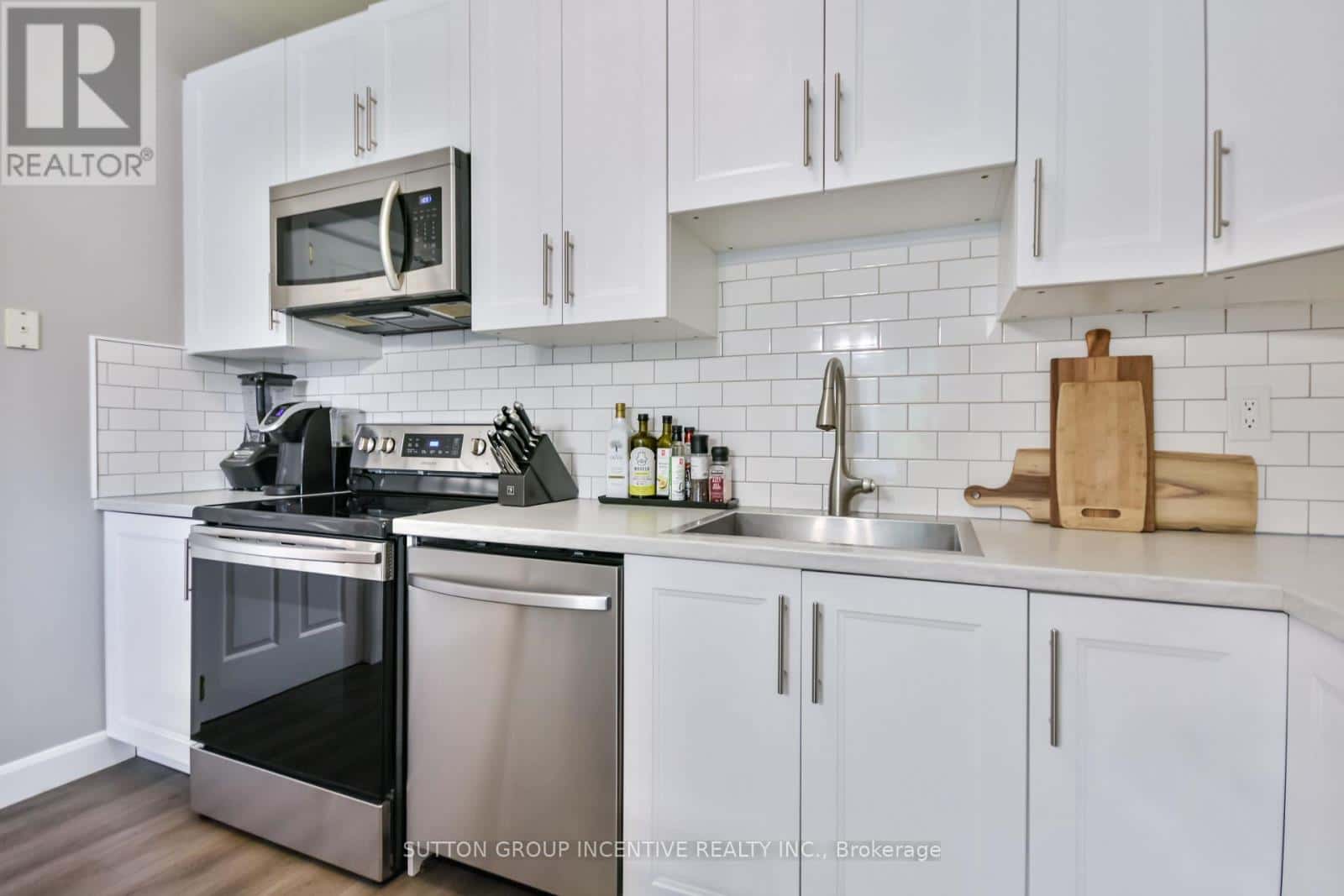 30 BRUCE CRESCENT — Barrie (Bayshore), Ontario - Photo 2 of 34