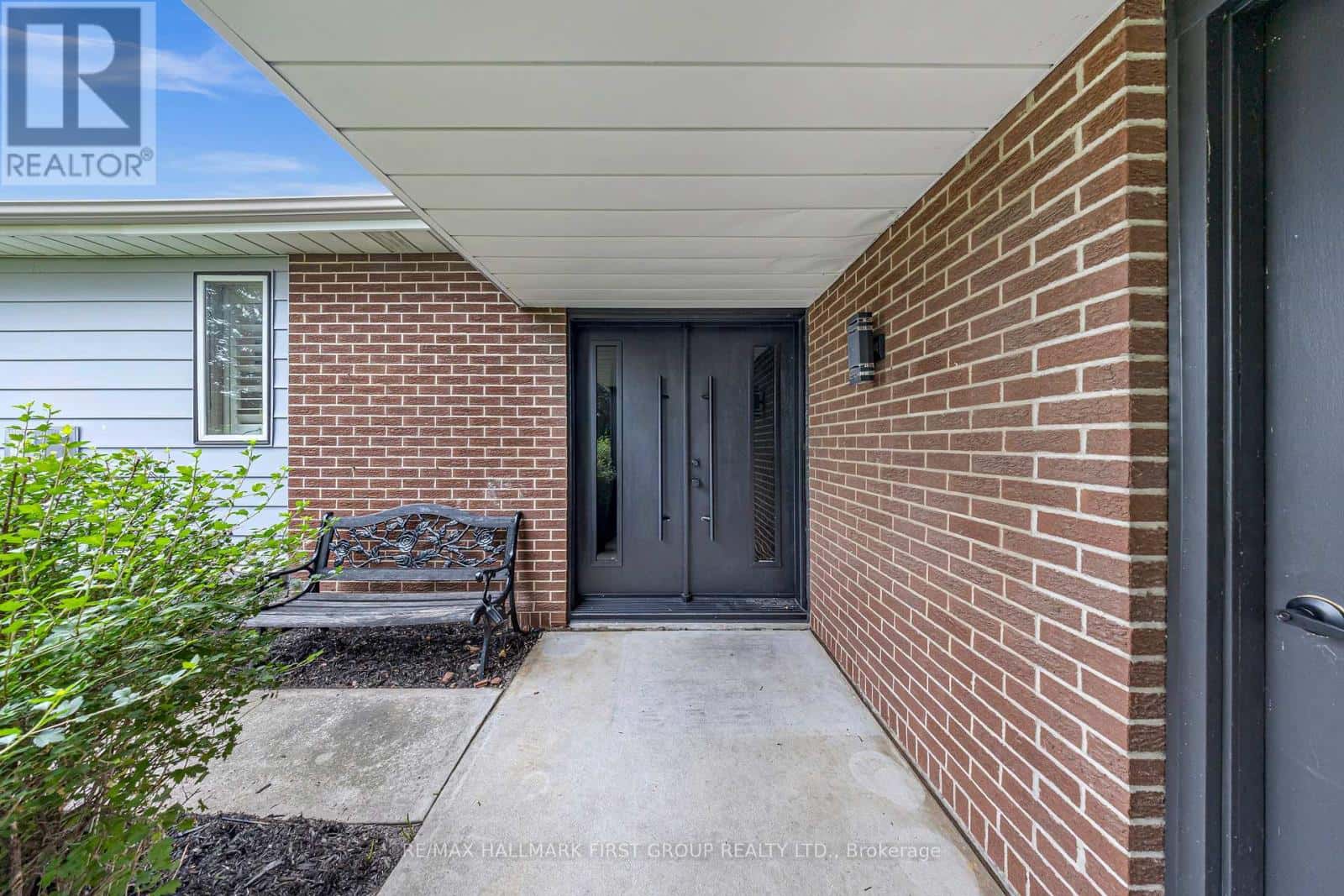 890 BRIARWOOD DRIVE — Oshawa (Pinecrest), Ontario - Photo 2 of 50