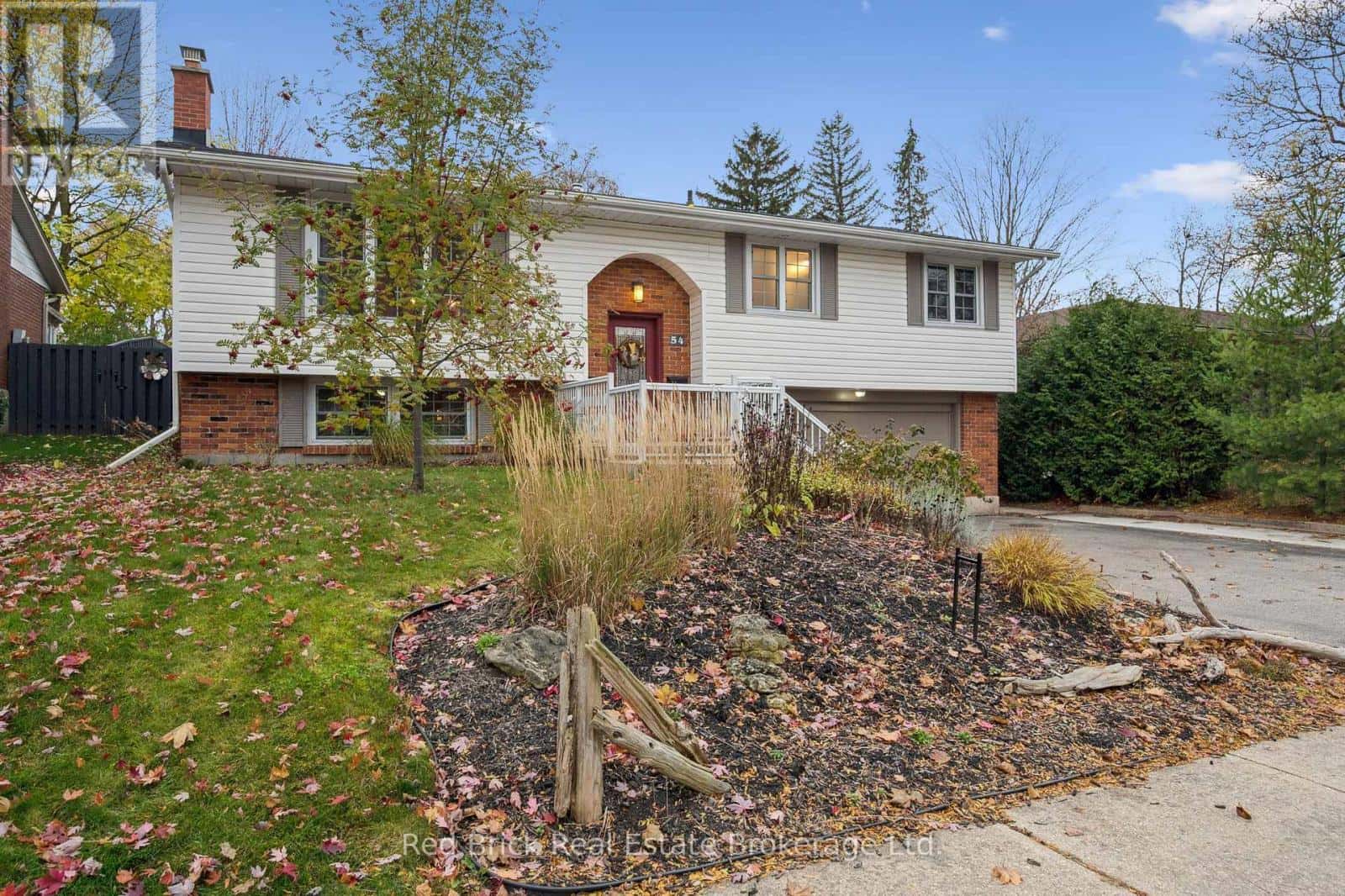 54 SHERWOOD DRIVE W — Guelph (General Hospital), Ontario - Photo 3 of 40