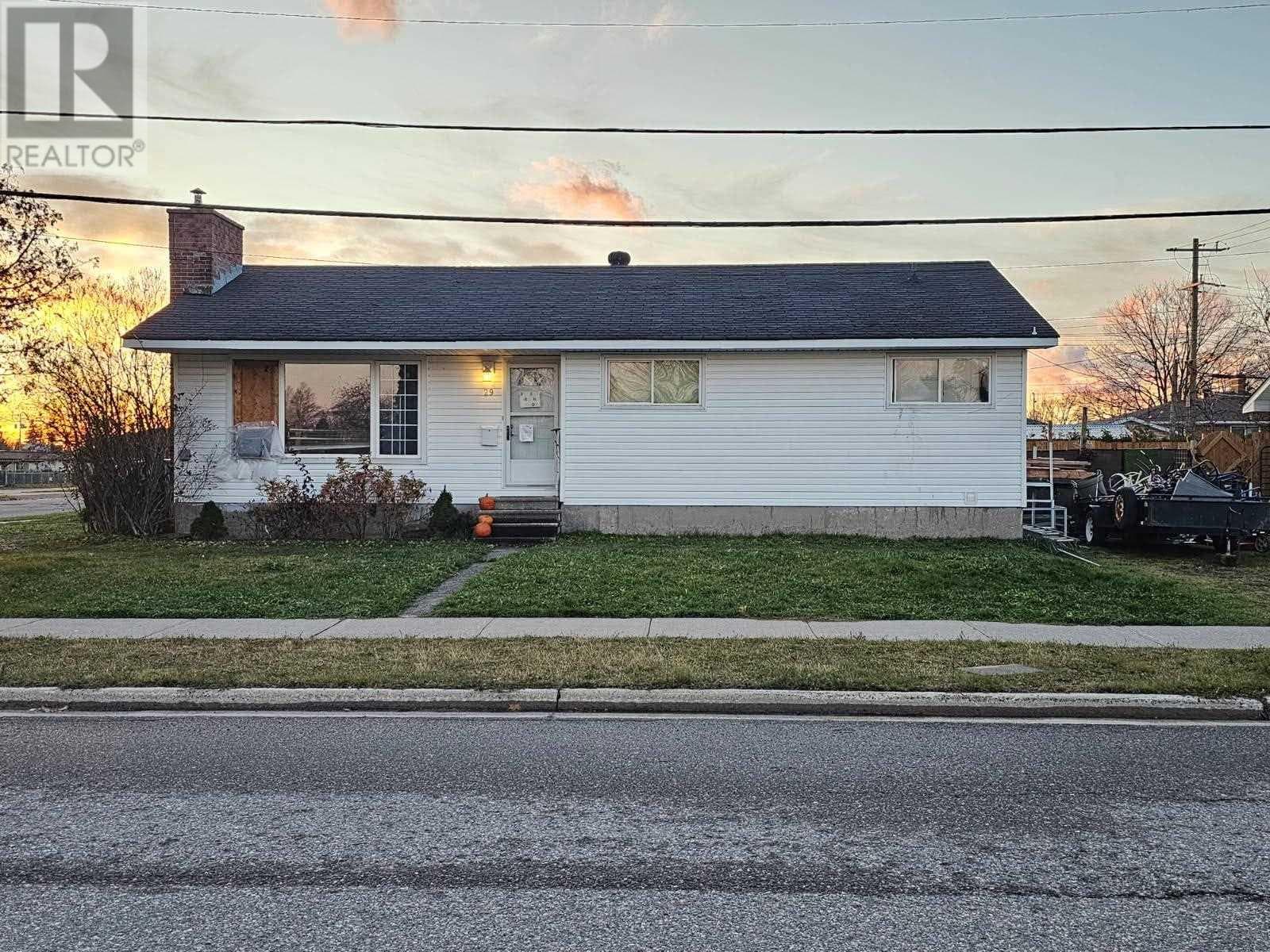 29 Pentagon BLVD — Sault Ste Marie, Ontario - Main photo