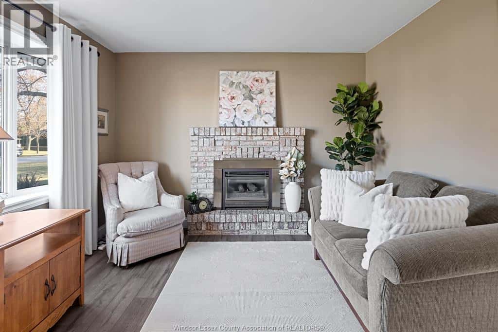 291 ELM — Stoney Point, Ontario - Photo 3 of 18