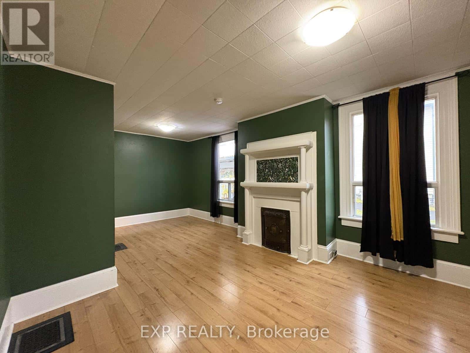 1 - 213 PROSPECT STREET — Newmarket (Gorham-College Manor), Ontario - Photo 2 of 26