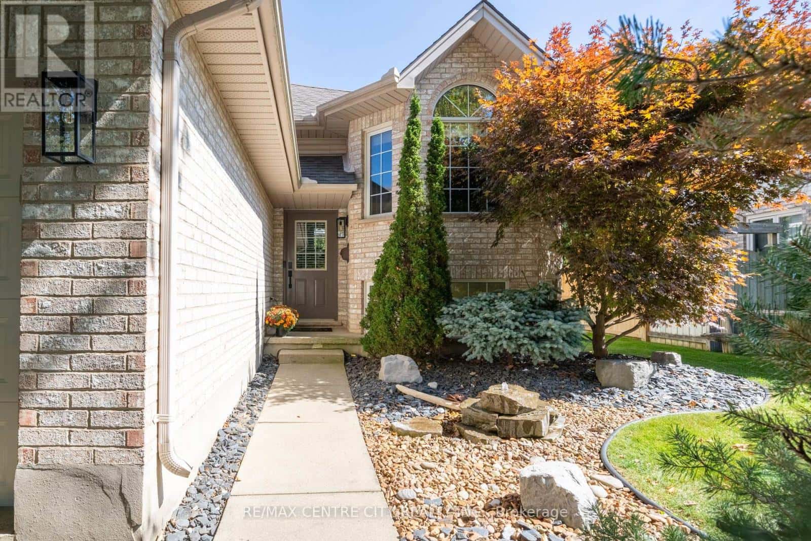 495 RIVERVIEW DRIVE — Strathroy-Caradoc (NE), Ontario - Photo 2 of 42