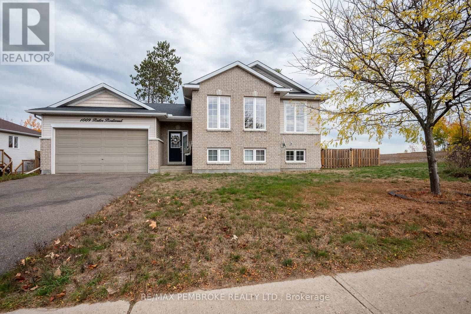 1009 BUTLER BOULEVARD — Petawawa, Ontario - Main photo