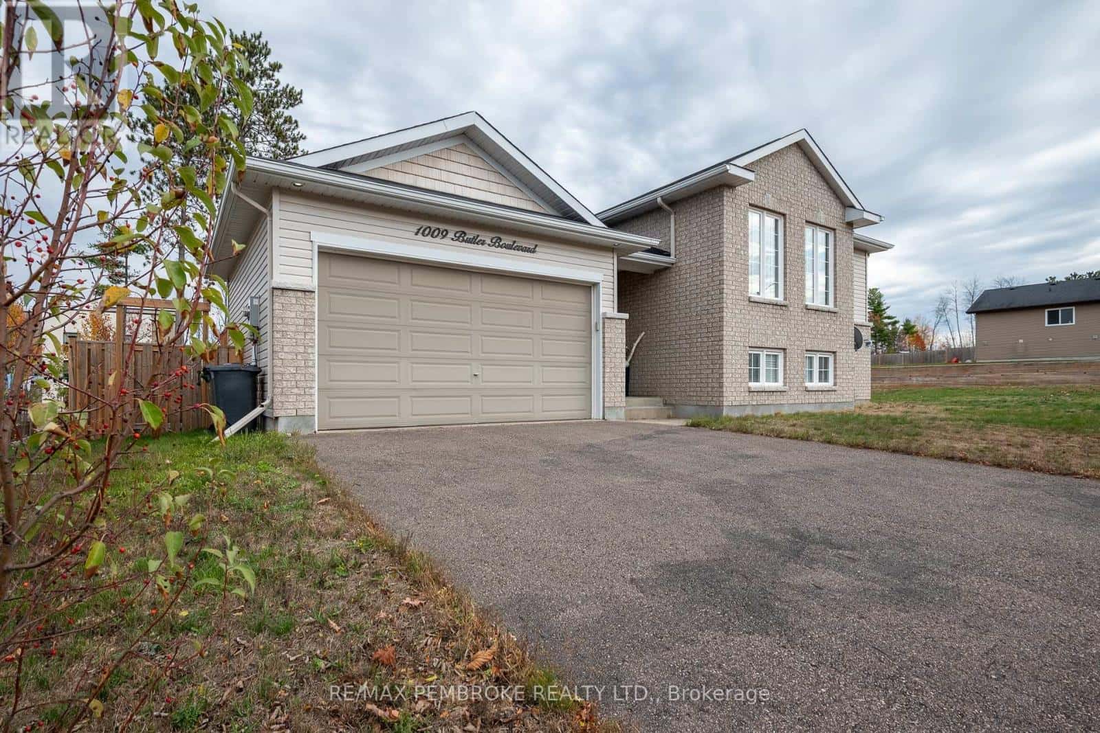 1009 BUTLER BOULEVARD — Petawawa, Ontario - Photo 5 of 44