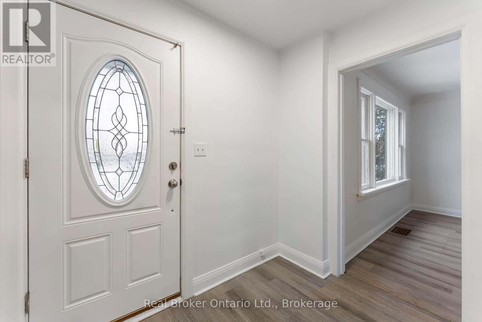 MAIN FLOOR - 326 EAST 19TH STREET — Hamilton (Hill Park), Ontario - Photo 3 of 27