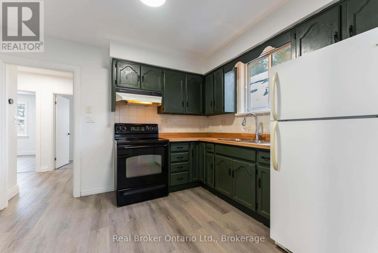 MAIN FLOOR - 326 EAST 19TH STREET — Hamilton (Hill Park), Ontario - Photo 4 of 27