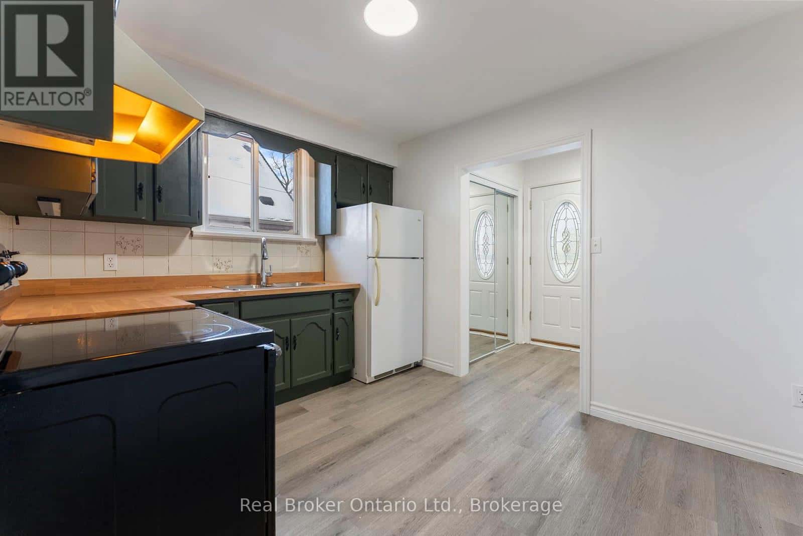 MAIN FLOOR - 326 EAST 19TH STREET — Hamilton (Hill Park), Ontario - Photo 5 of 27