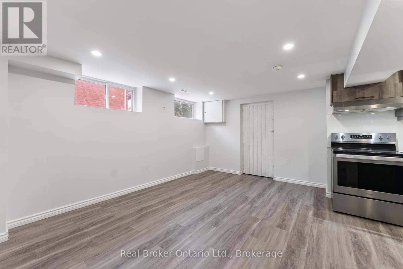 LOWER UNIT - 326 EAST 19TH STREET — Hamilton (Hill Park), Ontario - Photo 4 of 12