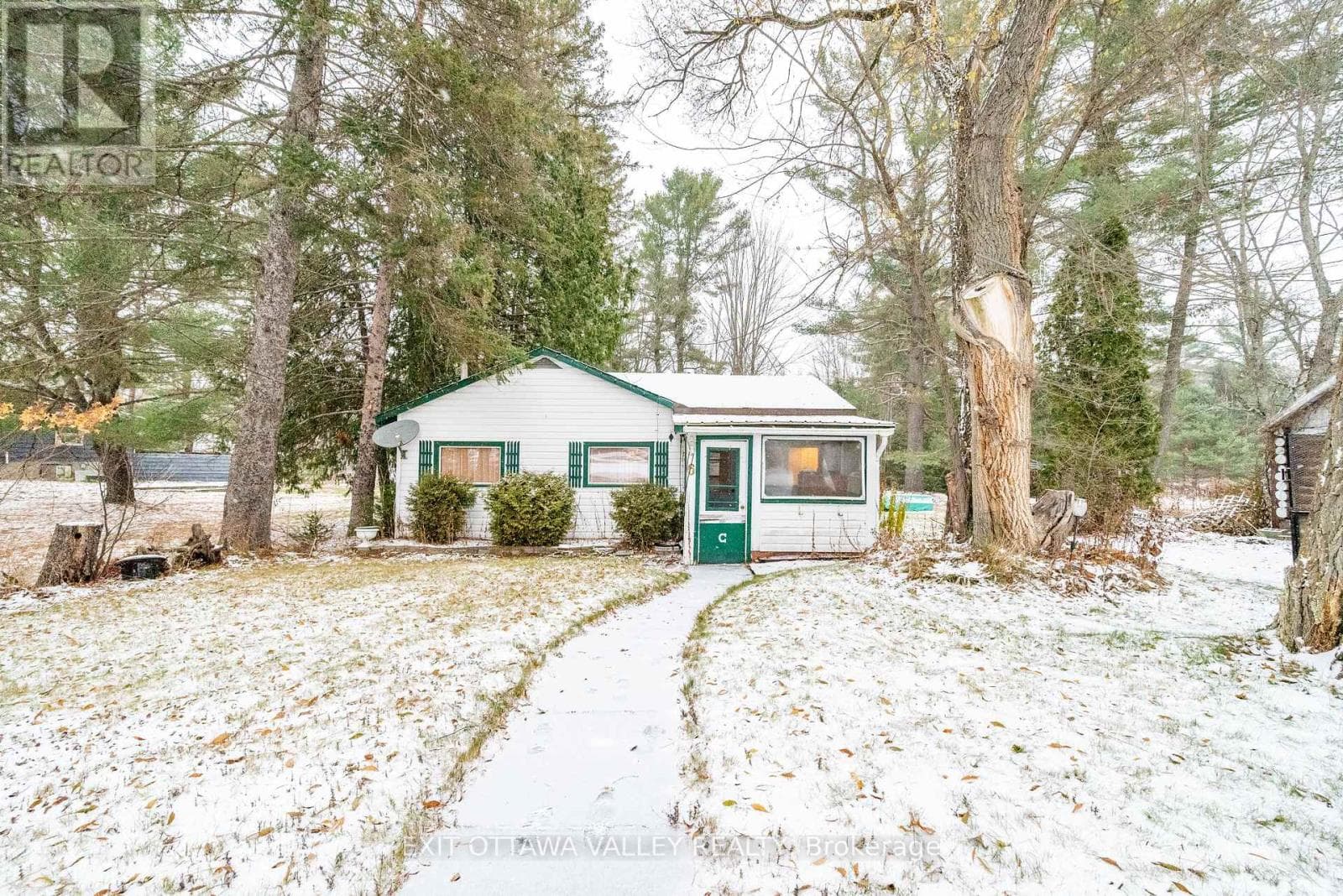 6 OTTAWA STREET — Laurentian Hills, Ontario - Main photo