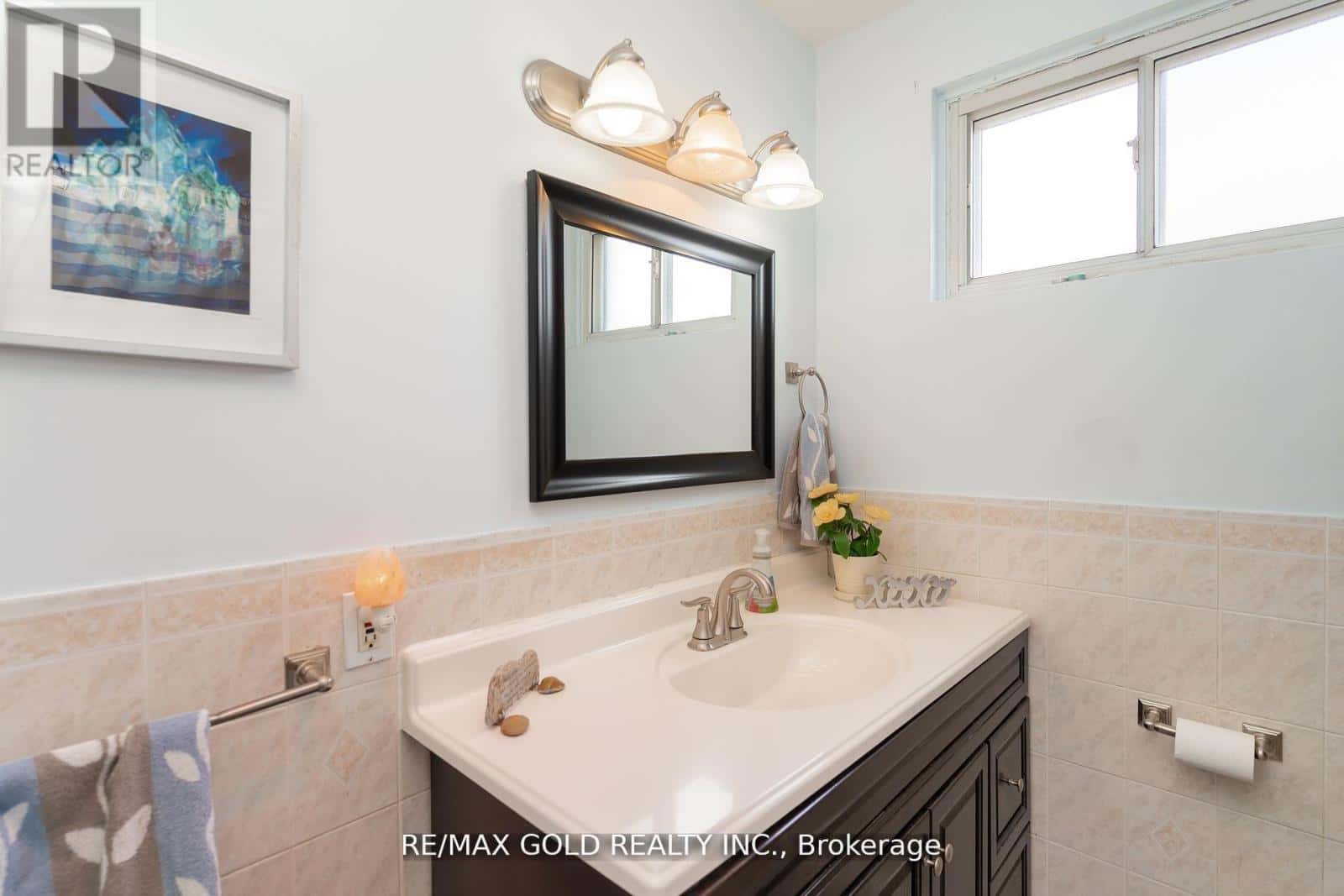 9 ASHWOOD CRESCENT — Brampton (Avondale), Ontario - Photo 4 of 50