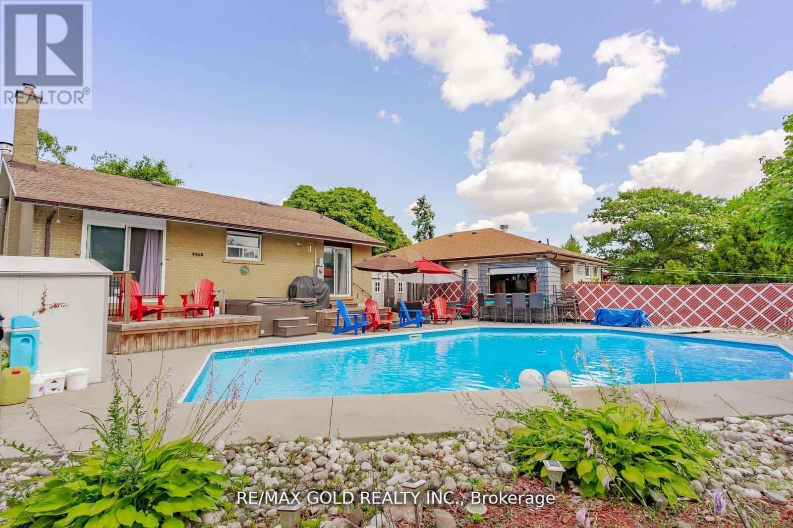 9 ASHWOOD CRESCENT — Brampton (Avondale), Ontario - Photo 2 of 50