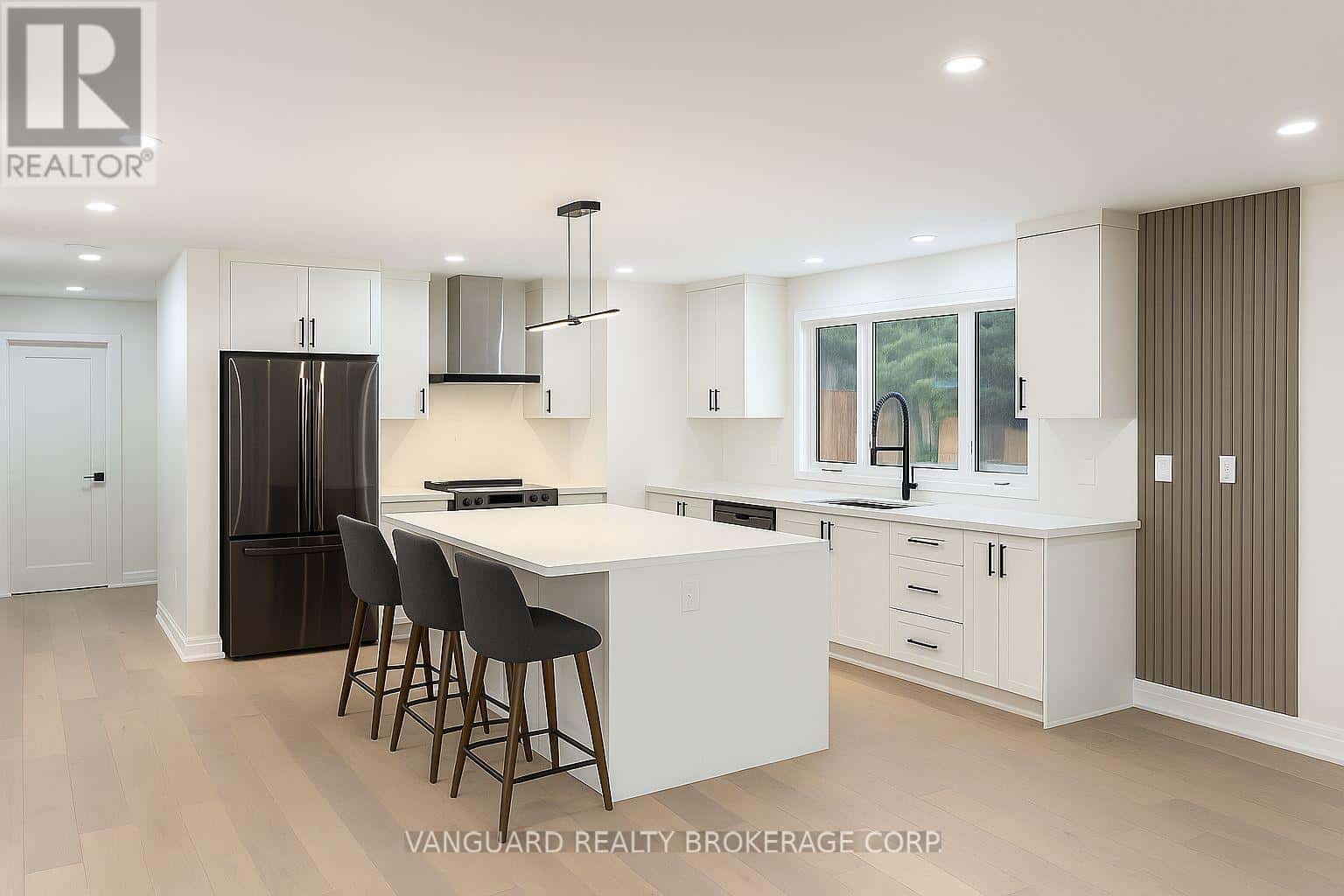 UPPER - 29 BALDWIN LANE — Barrie (Allandale Heights), Ontario - Photo 2 of 5