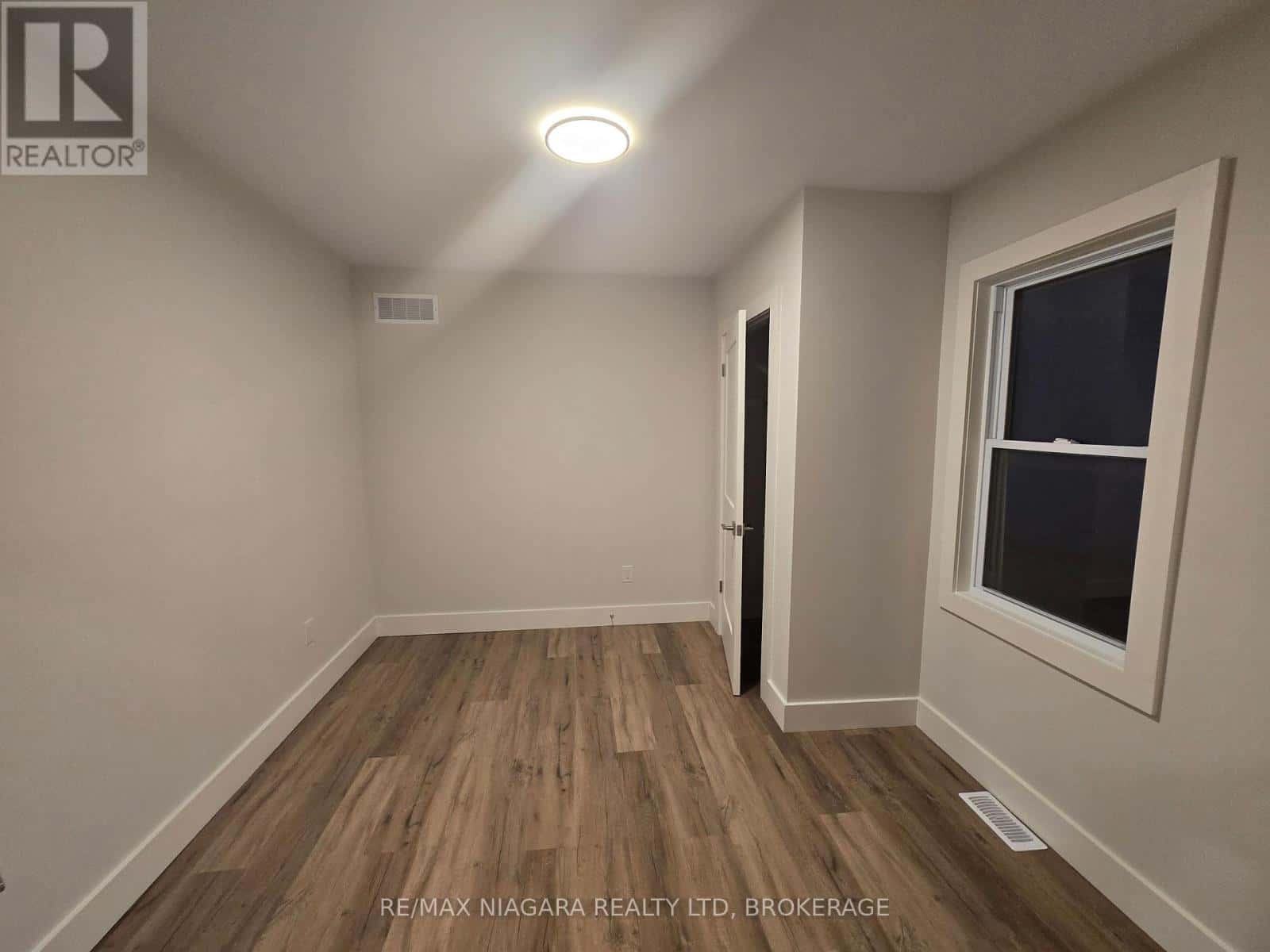 397 WELLAND STREET — Port Colborne (Killaly East), Ontario - Photo 5 of 12