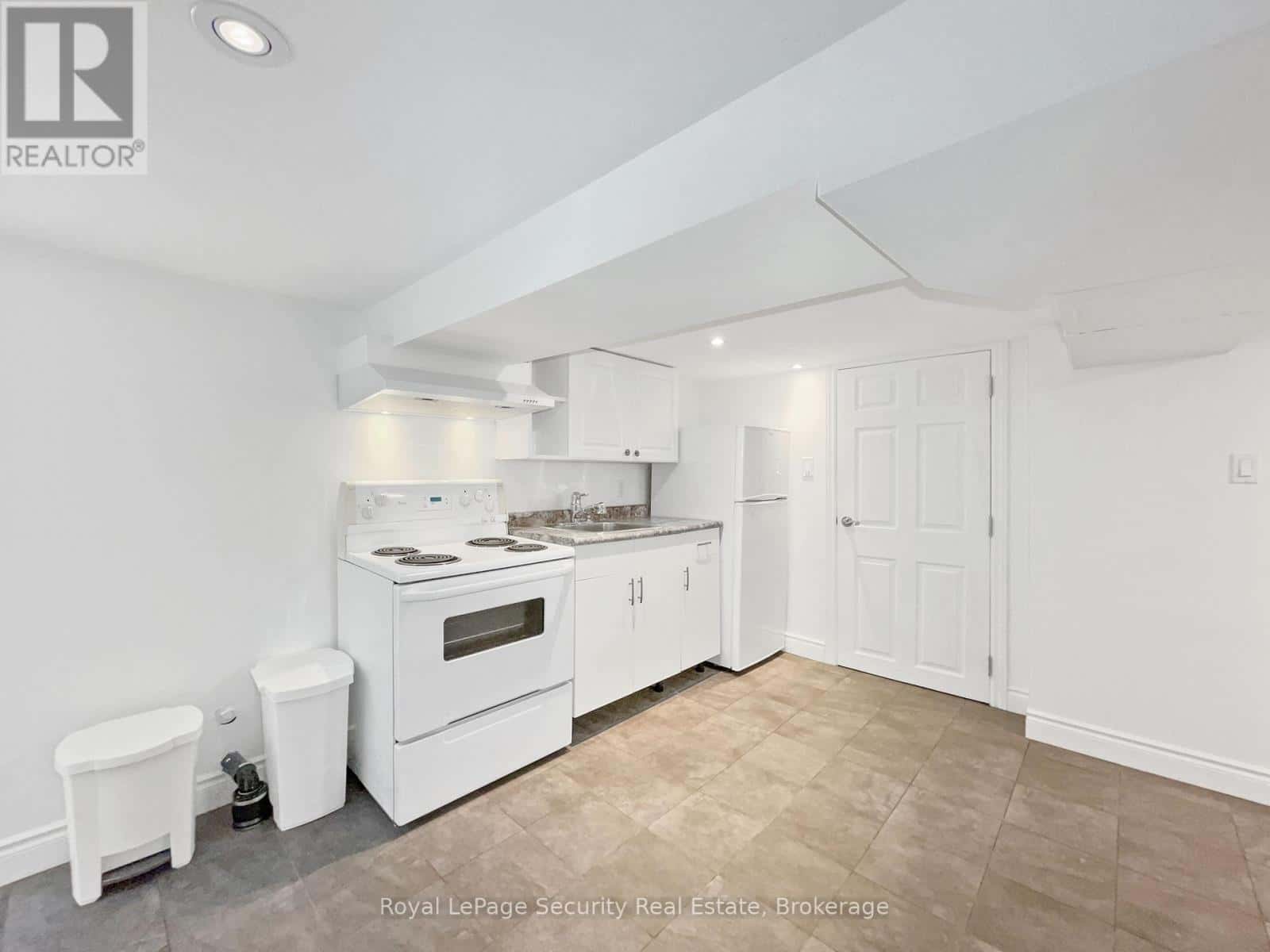 LOWER - 29 MORLAND ROAD — Toronto (Runnymede-Bloor West Village), Ontario - Photo 2 of 12