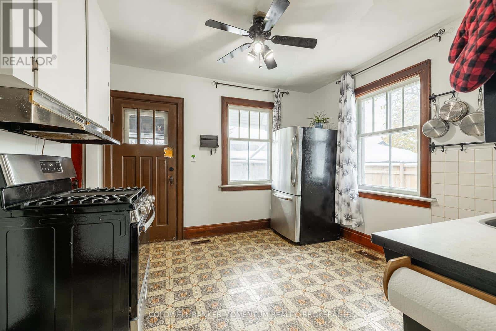 20 ELBERTA STREET — St. Catharines (Facer), Ontario - Photo 5 of 33