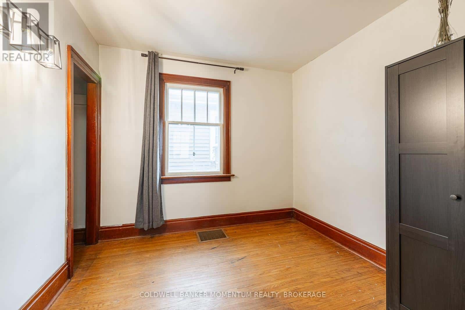 20 ELBERTA STREET — St. Catharines (Facer), Ontario - Photo 4 of 33