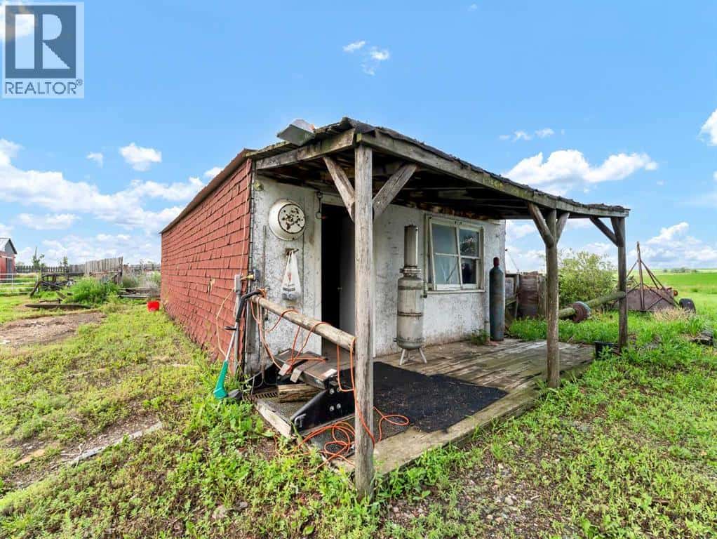 12228 Range Road 64 — Rural Cypress County, Alberta - Photo 5 of 47